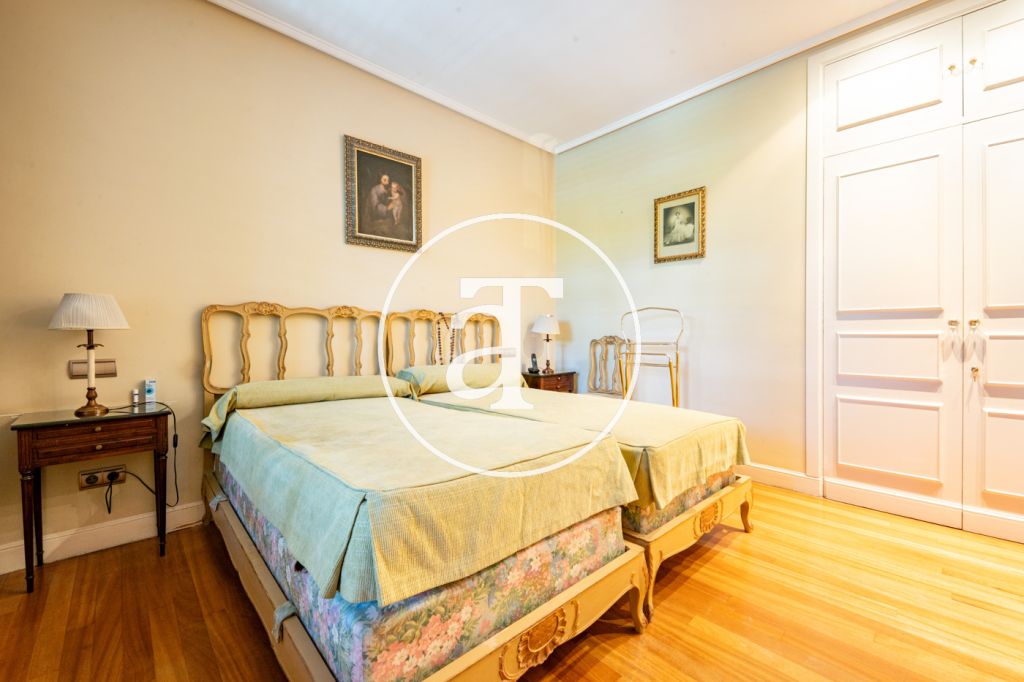 Apartment for rent with 5 bedrooms, 4 bathrooms, toilet and parking in El Viso, Chamartín 28