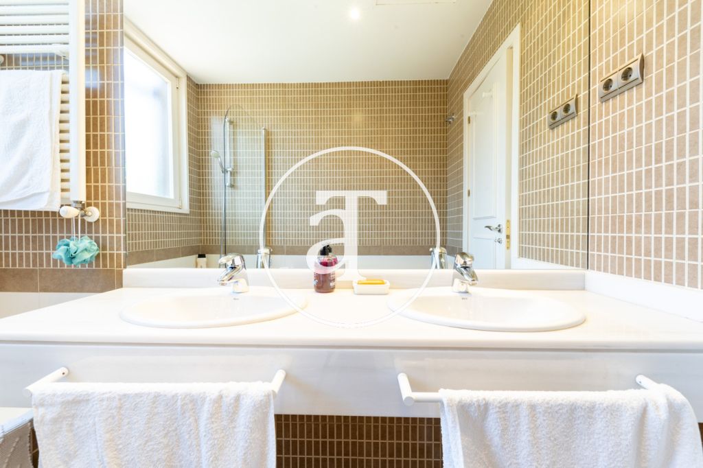 Apartment for rent with 5 bedrooms, 4 bathrooms, toilet and parking in El Viso, Chamartín 43