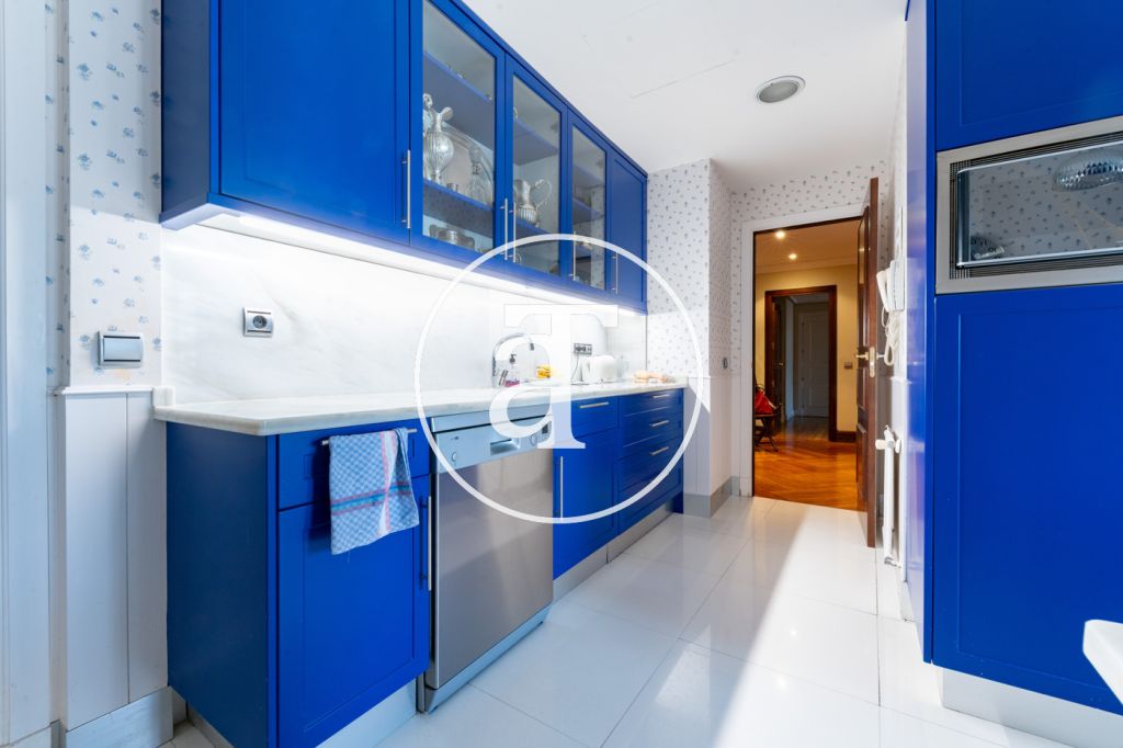 Apartment for rent with 5 bedrooms, 4 bathrooms, toilet and parking in El Viso, Chamartín 17
