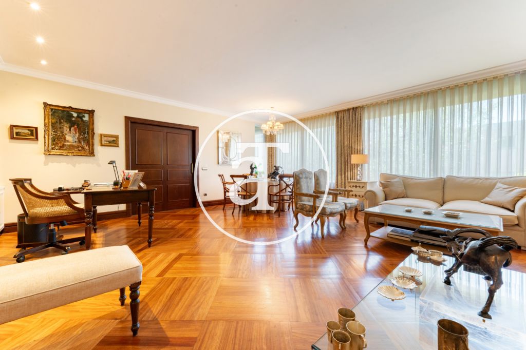 Apartment for rent with 5 bedrooms, 4 bathrooms, toilet and parking in El Viso, Chamartín