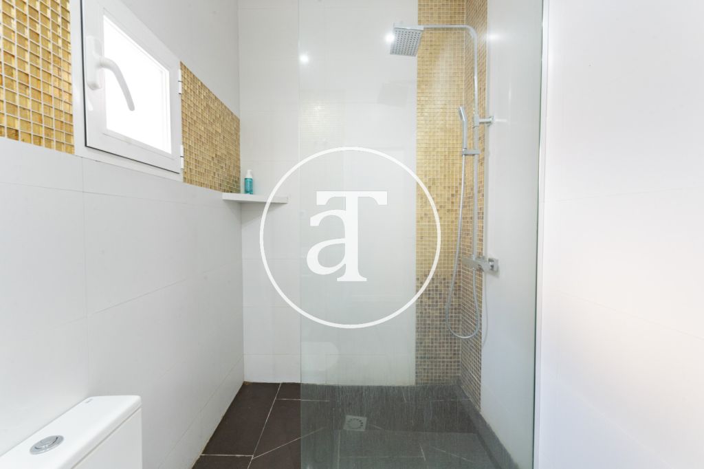Monthly rental apartment with 1 bedroom suite with balcony and optional parking in La Latina 26