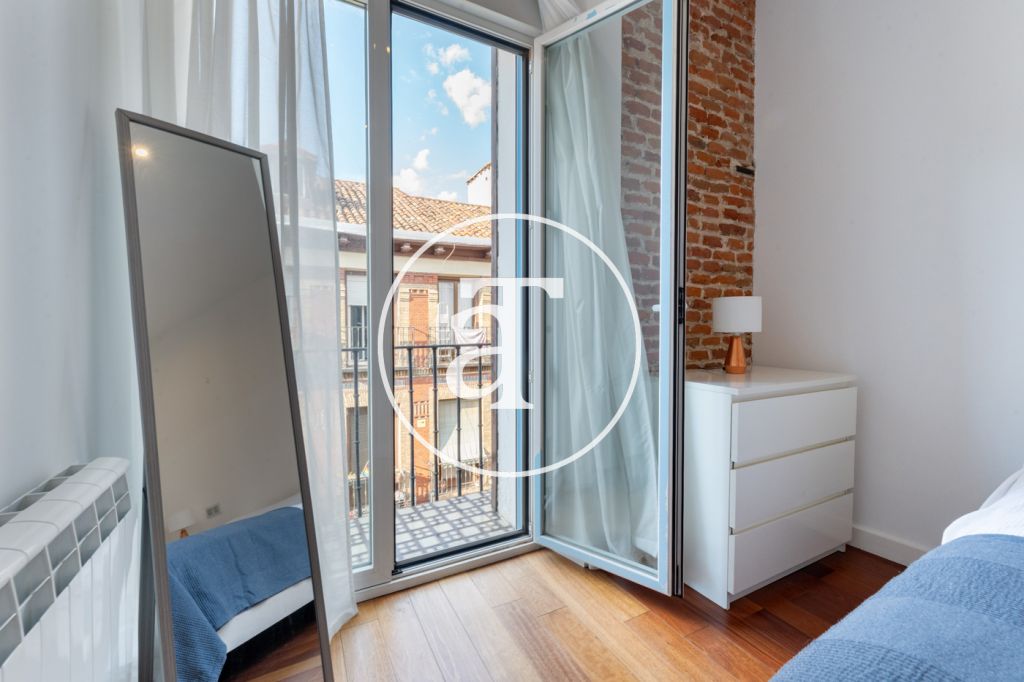 Monthly rental apartment with 1 bedroom suite with balcony and optional parking in La Latina 21
