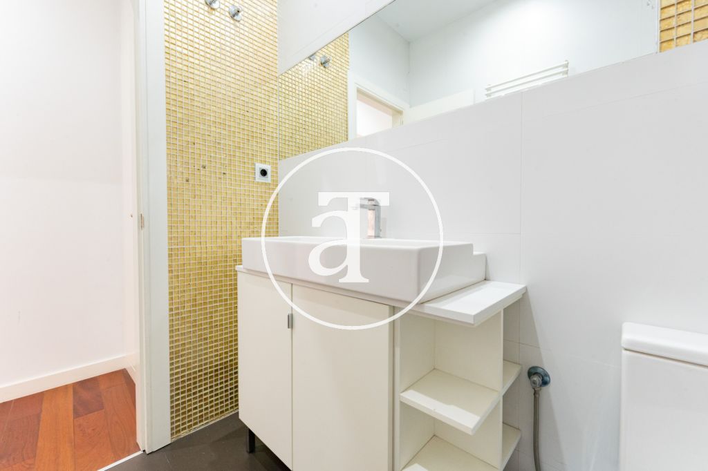 Monthly rental apartment with 1 bedroom suite with balcony and optional parking in La Latina 24