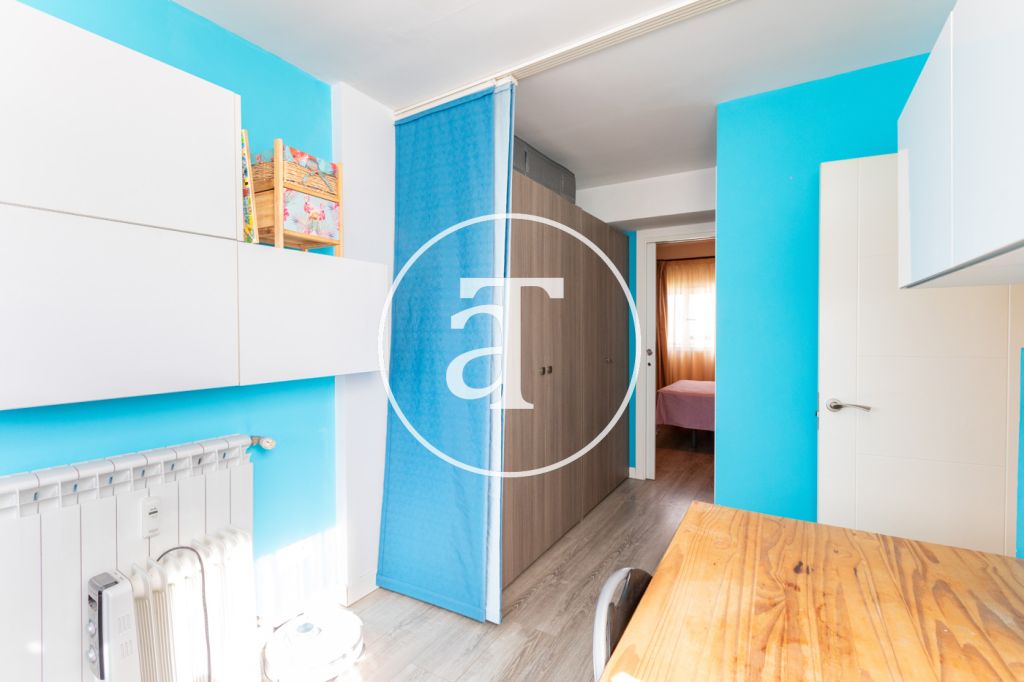 Ático de alquiler temporal de 2 habitaciones, 1 baño, aseo y terraza con zona barbacoa en Opañel 35