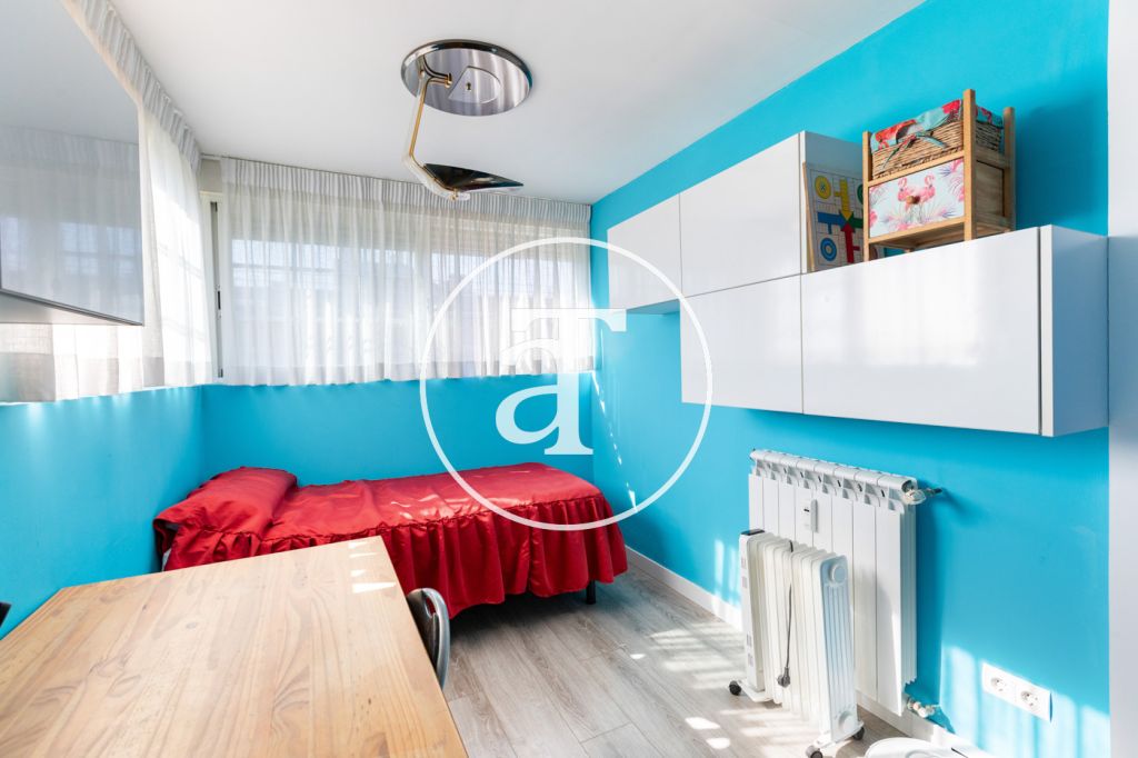 Ático de alquiler temporal de 2 habitaciones, 1 baño, aseo y terraza con zona barbacoa en Opañel 32