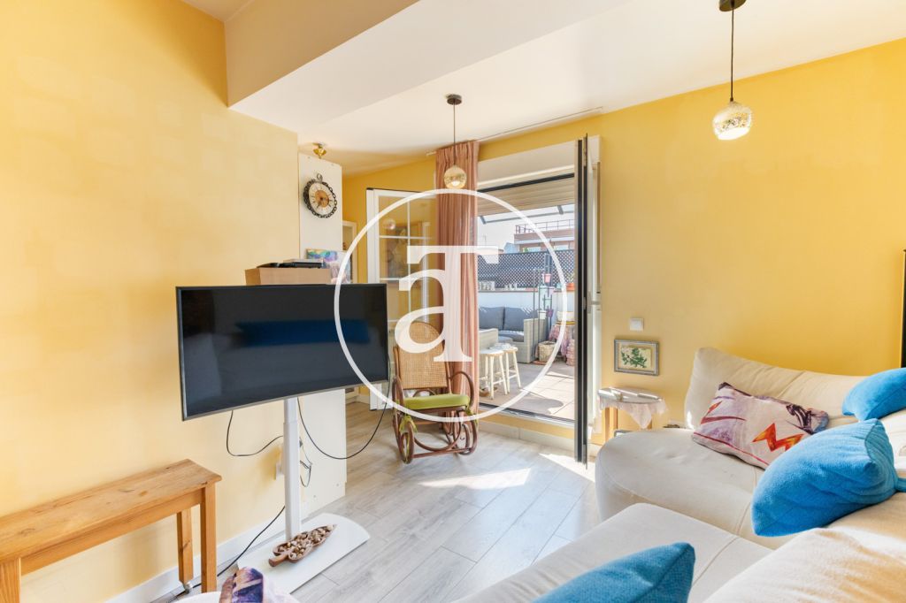 Ático de alquiler temporal de 2 habitaciones, 1 baño, aseo y terraza con zona barbacoa en Opañel 11