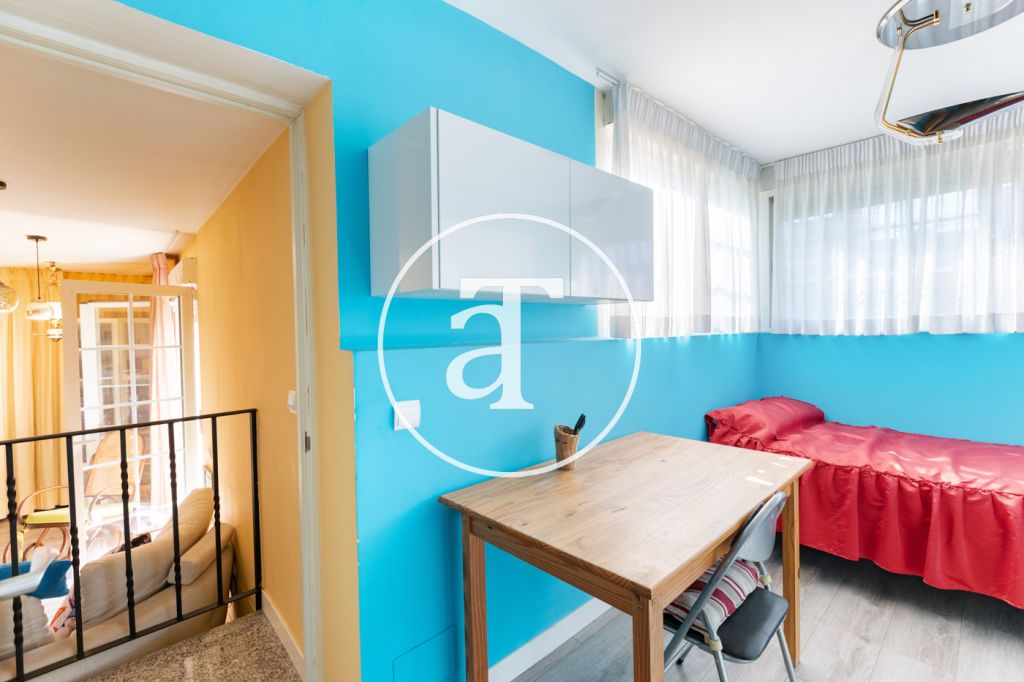 Ático de alquiler temporal de 2 habitaciones, 1 baño, aseo y terraza con zona barbacoa en Opañel 31
