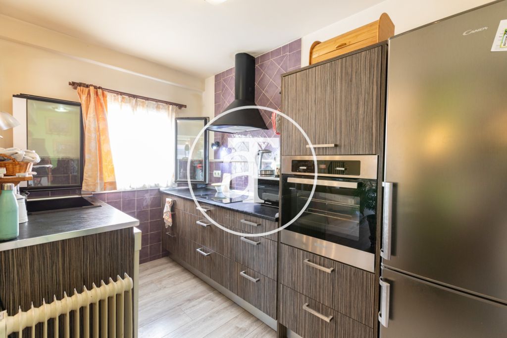 Ático de alquiler temporal de 2 habitaciones, 1 baño, aseo y terraza con zona barbacoa en Opañel 22