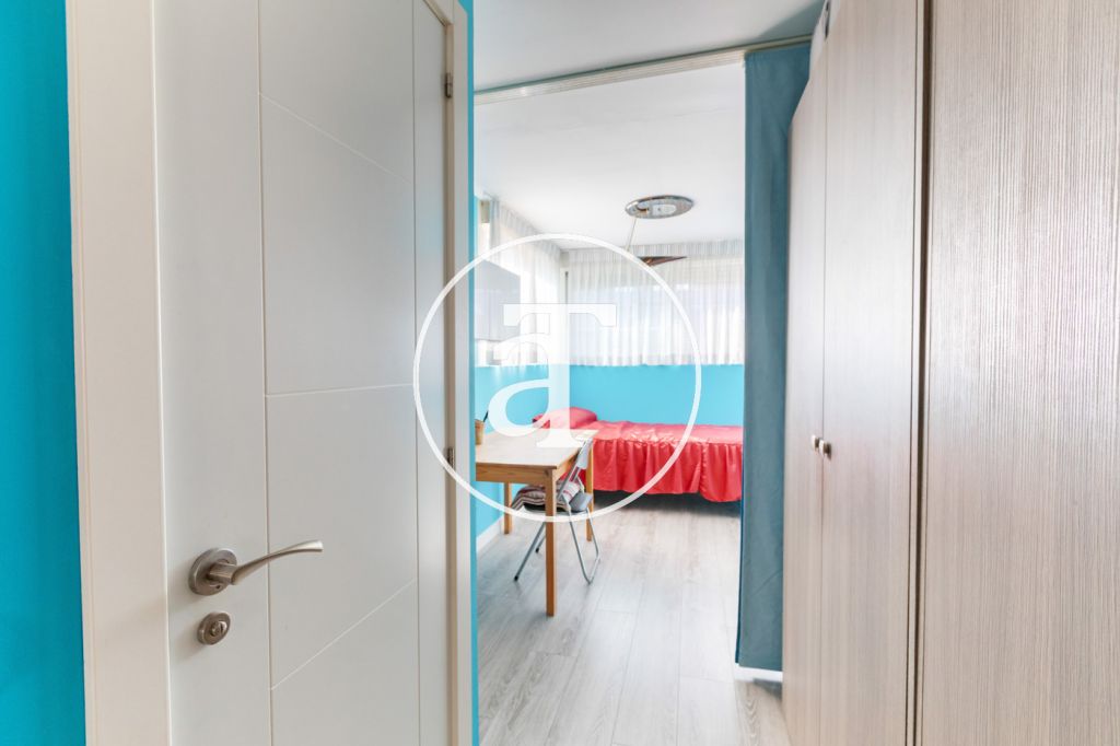 Ático de alquiler temporal de 2 habitaciones, 1 baño, aseo y terraza con zona barbacoa en Opañel 29