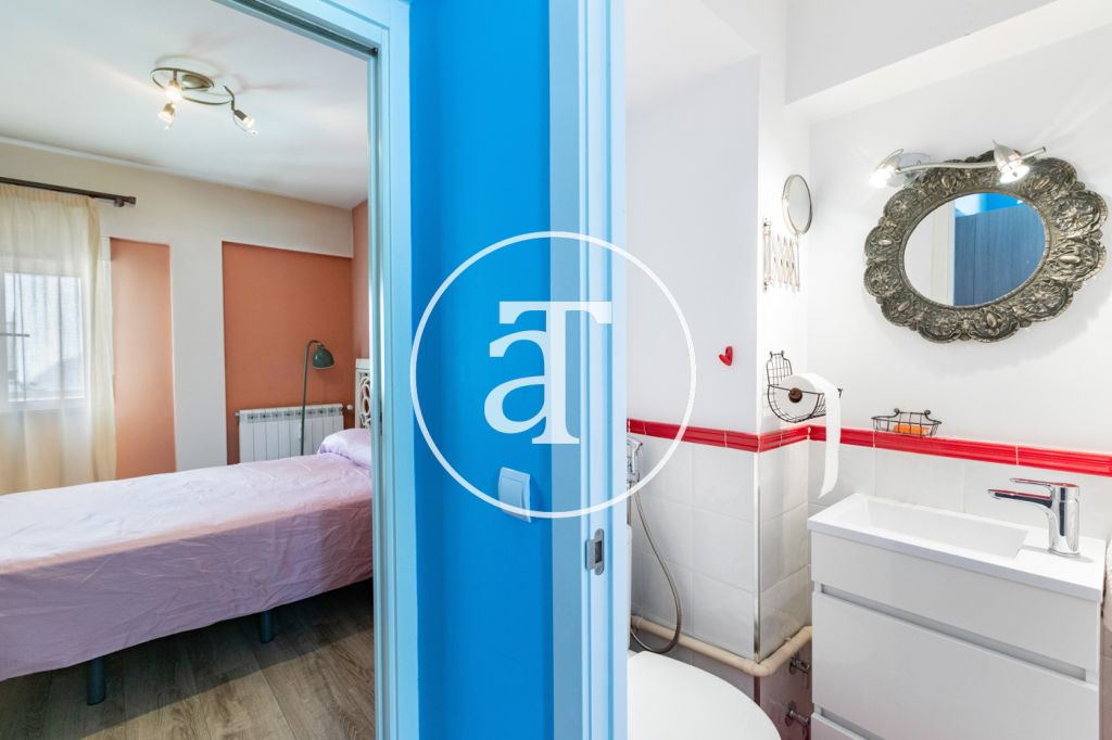 Ático de alquiler temporal de 2 habitaciones, 1 baño, aseo y terraza con zona barbacoa en Opañel 36