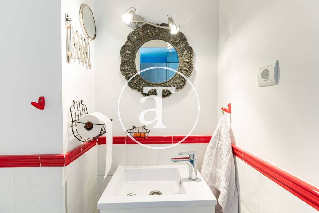 Ático de alquiler temporal de 2 habitaciones, 1 baño, aseo y terraza con zona barbacoa en Opañel 38