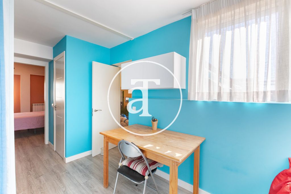 Ático de alquiler temporal de 2 habitaciones, 1 baño, aseo y terraza con zona barbacoa en Opañel 33