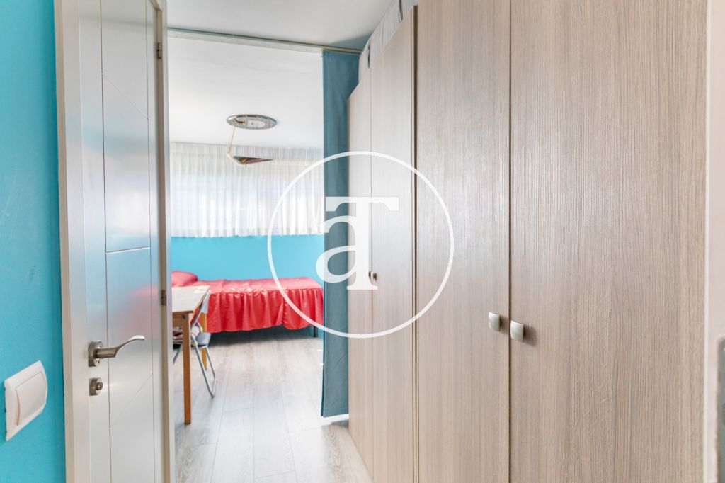 Ático de alquiler temporal de 2 habitaciones, 1 baño, aseo y terraza con zona barbacoa en Opañel 30