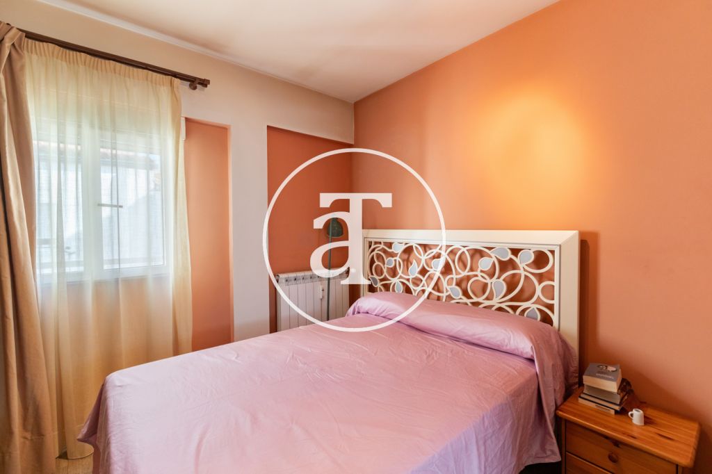 Ático de alquiler temporal de 2 habitaciones, 1 baño, aseo y terraza con zona barbacoa en Opañel 40