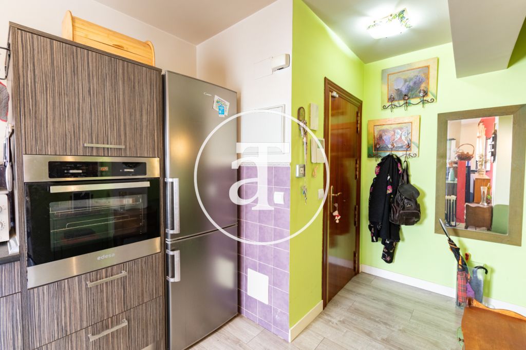 Ático de alquiler temporal de 2 habitaciones, 1 baño, aseo y terraza con zona barbacoa en Opañel 25