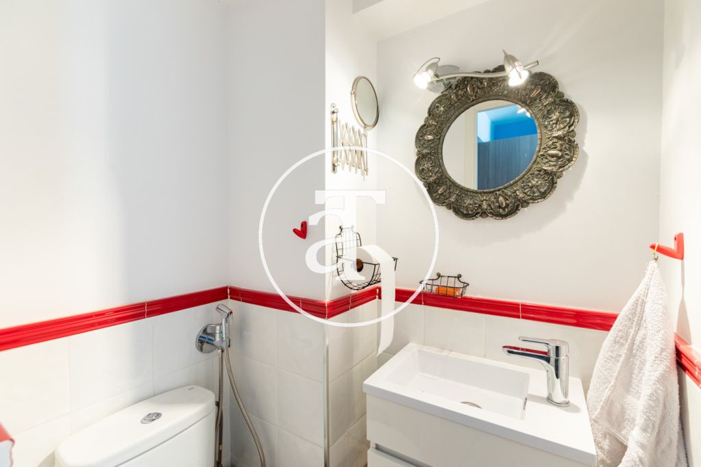 Ático de alquiler temporal de 2 habitaciones, 1 baño, aseo y terraza con zona barbacoa en Opañel 37