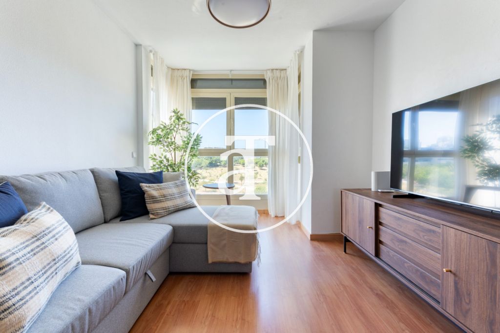 Appartement en location temporaire avec 2 chambres, 2 salles de bains et parking dans un immeuble avec piscine à Hortaleza