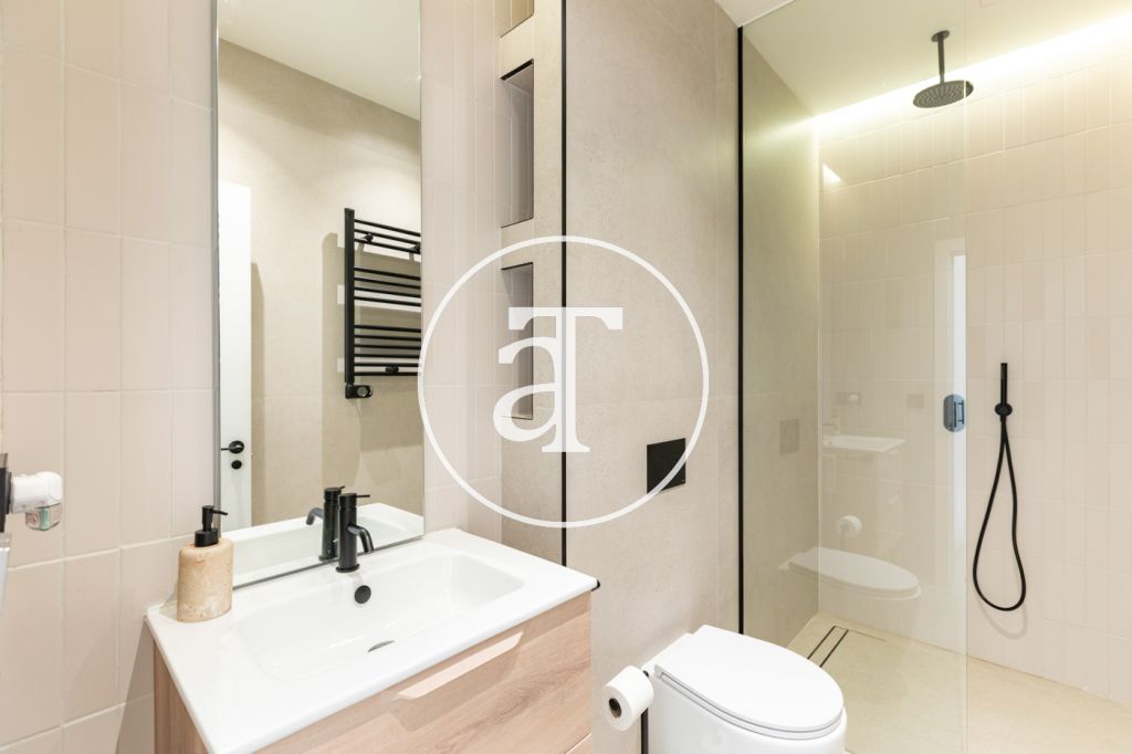 Estudio de alquiler temporal de 1 habitación y baño en Delicias 29