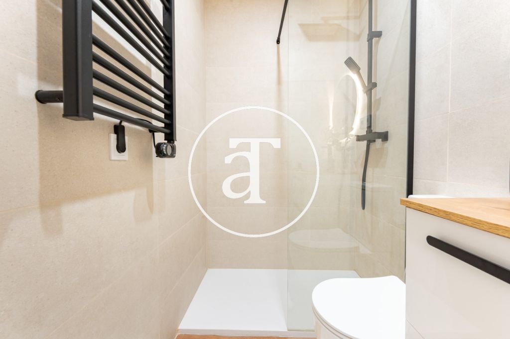 Estudio de alquiler temporal con patio y 1 baño en Argüelles 21