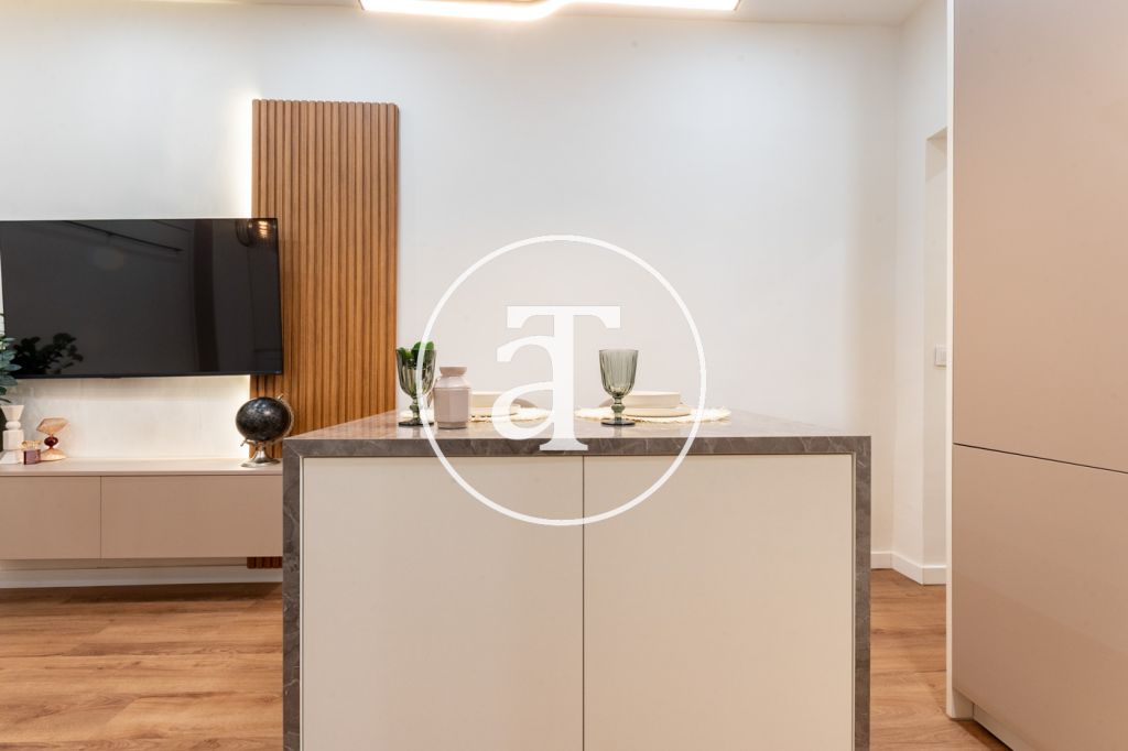 Estudio de alquiler temporal con patio y 1 baño en Argüelles 11