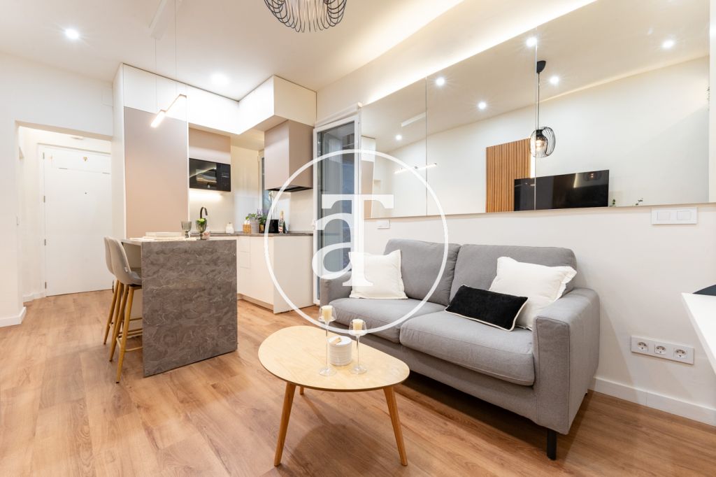 Estudio de alquiler temporal con patio y 1 baño en Argüelles