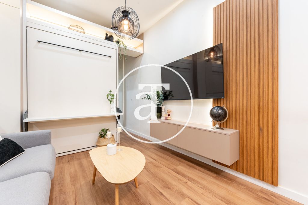 Estudio de alquiler temporal con patio y 1 baño en Argüelles 17
