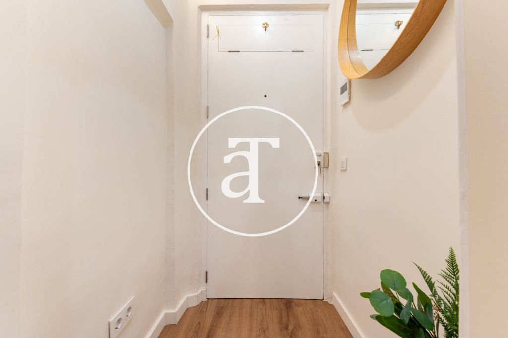 Estudio de alquiler temporal con patio y 1 baño en Argüelles 23