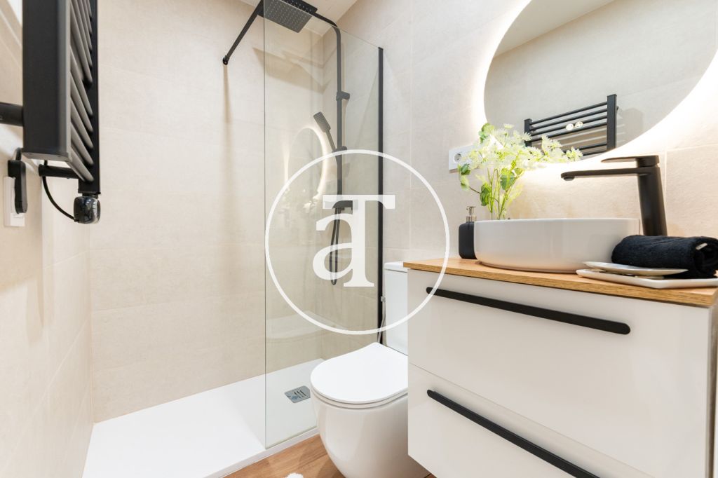 Estudio de alquiler temporal con patio y 1 baño en Argüelles 20