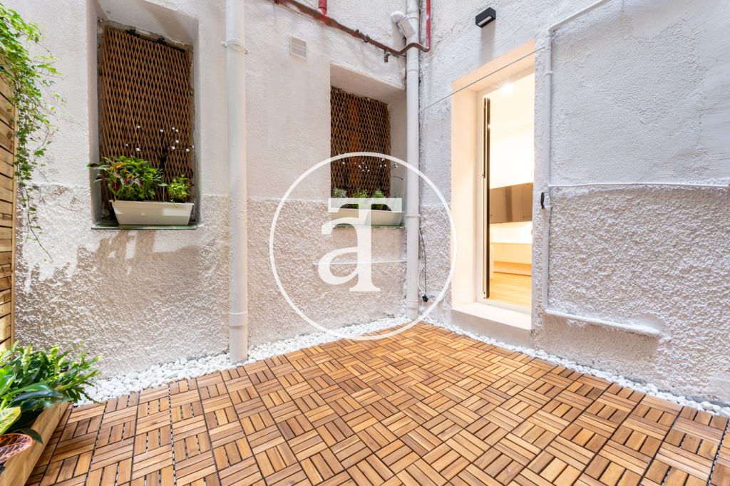 Estudio de alquiler temporal con patio y 1 baño en Argüelles 7