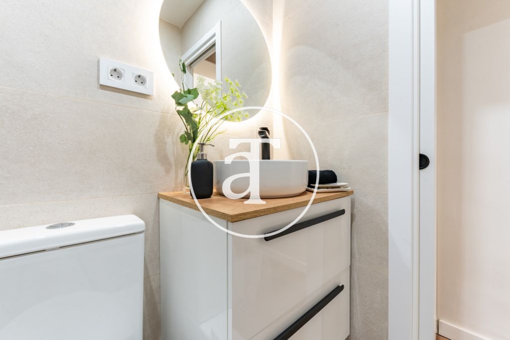 Estudio de alquiler temporal con patio y 1 baño en Argüelles 22