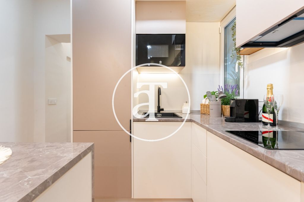 Estudio de alquiler temporal con patio y 1 baño en Argüelles 16