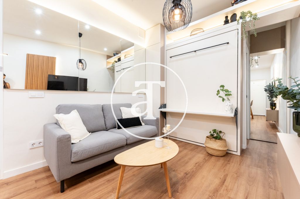 Estudio de alquiler temporal con patio y 1 baño en Argüelles 2