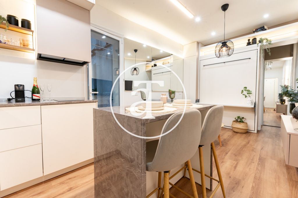 Estudio de alquiler temporal con patio y 1 baño en Argüelles 8
