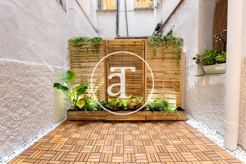 Estudio de alquiler temporal con patio y 1 baño en Argüelles 6