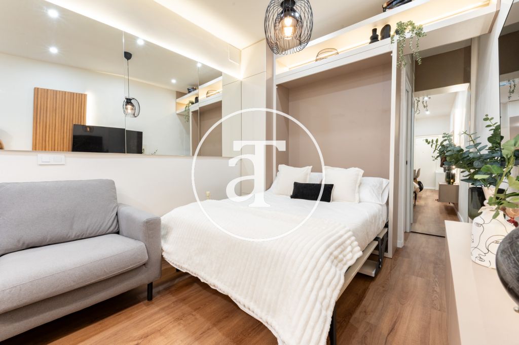 Estudio de alquiler temporal con patio y 1 baño en Argüelles 19