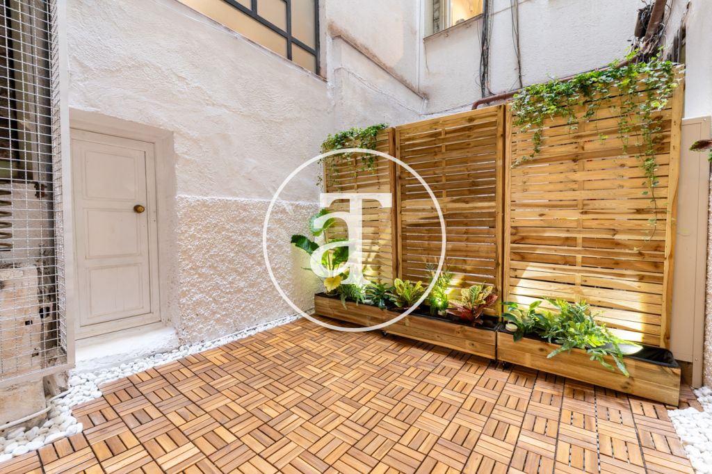 Estudio de alquiler temporal con patio y 1 baño en Argüelles 5