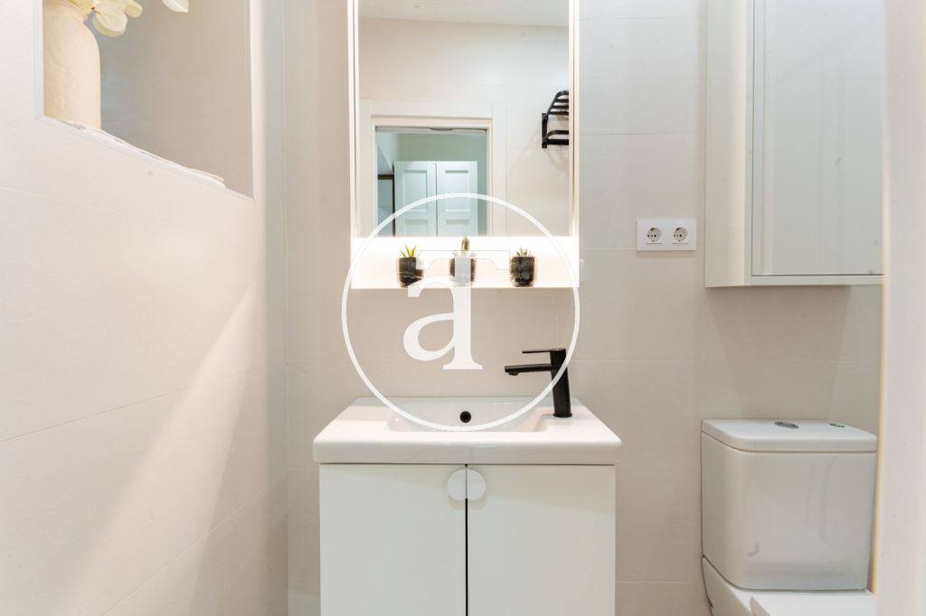 Estudio de alquiler temporal de 1 habitación y baño en Argüelles 18