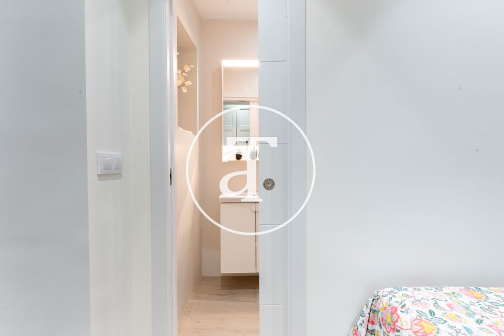 Estudio de alquiler temporal de 1 habitación y baño en Argüelles 15