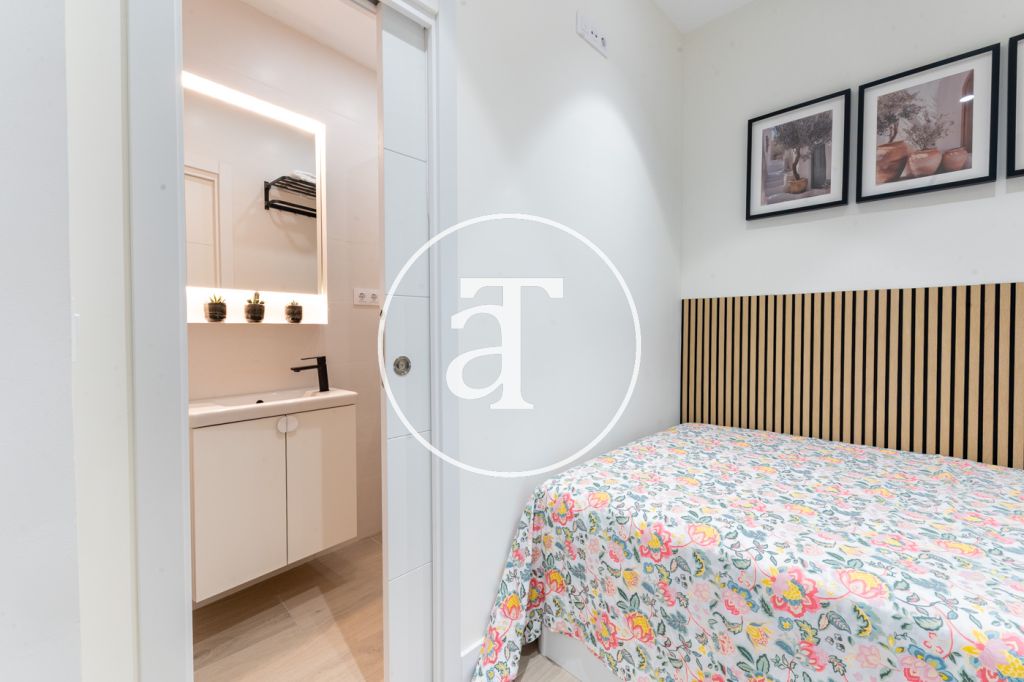 Estudio de alquiler temporal de 1 habitación y baño en Argüelles 11