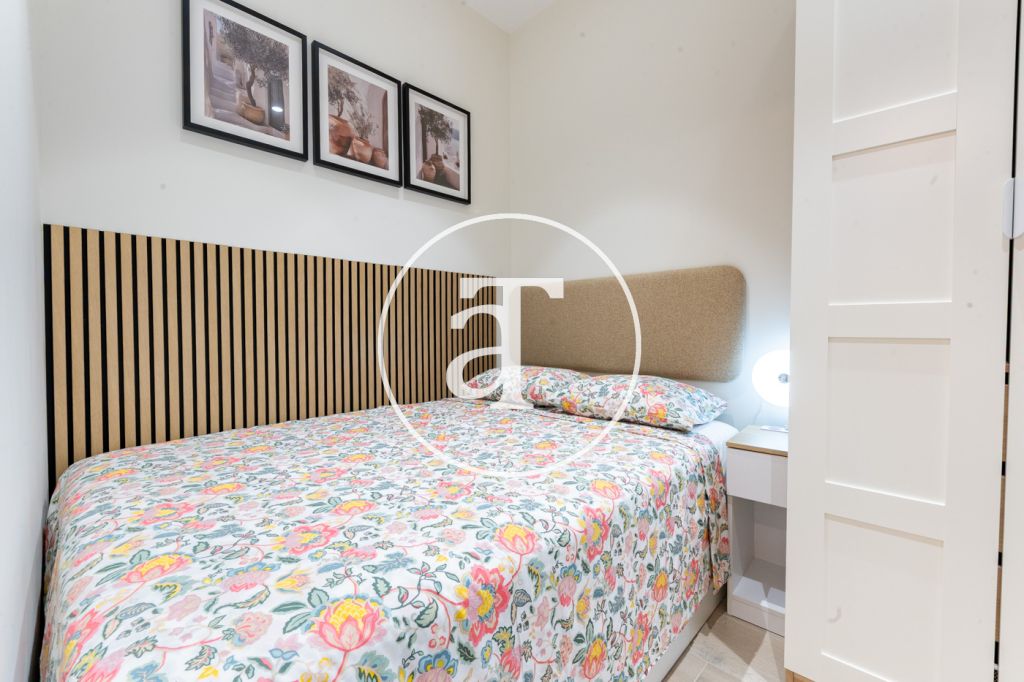 Estudio de alquiler temporal de 1 habitación y baño en Argüelles 12