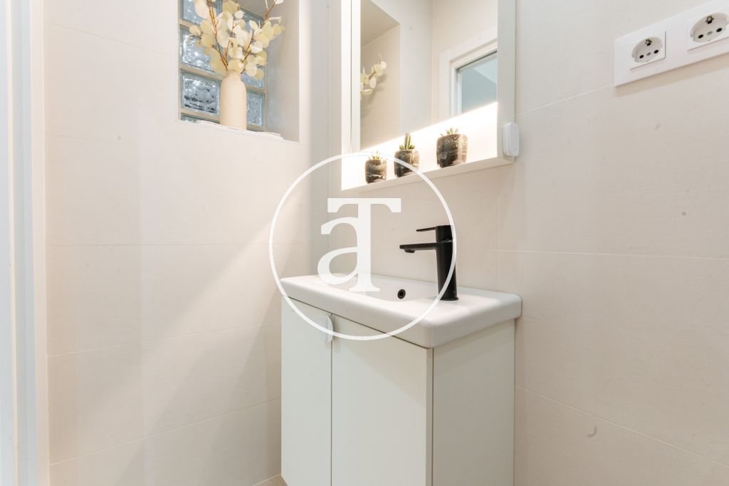 Estudio de alquiler temporal de 1 habitación y baño en Argüelles 17
