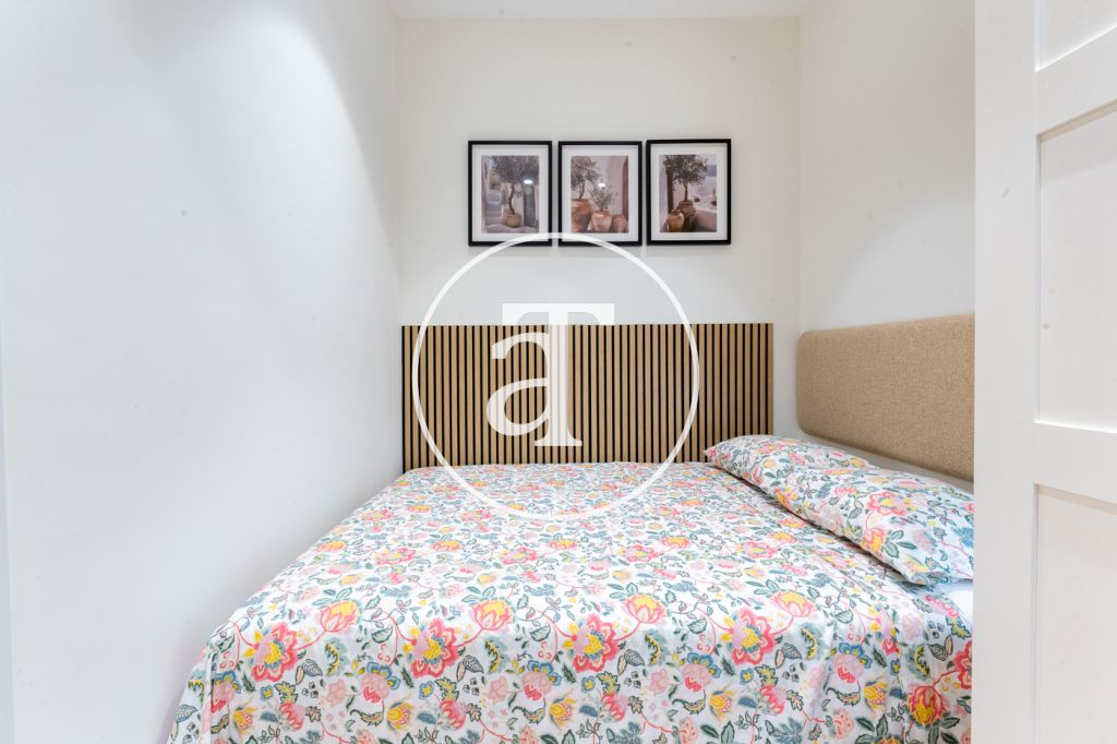 Estudio de alquiler temporal de 1 habitación y baño en Argüelles 13