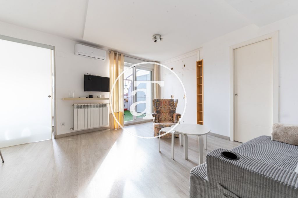 Penthouse à louer temporairement avec 1 chambre et 1 salle de bains, grande terrasse privée avec vue à Chamberí