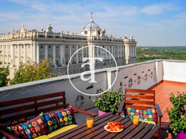 Ático de alquiler temporal de 1 habitación con terraza con vistas al Palacio Real de Madrid