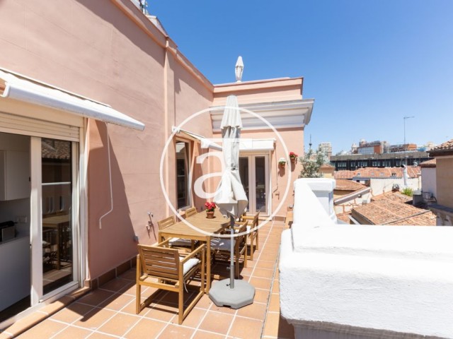 Duplex penthouse à louer temporairement avec 3 chambres et 3 terrasses extérieures au coeur de Madrid.