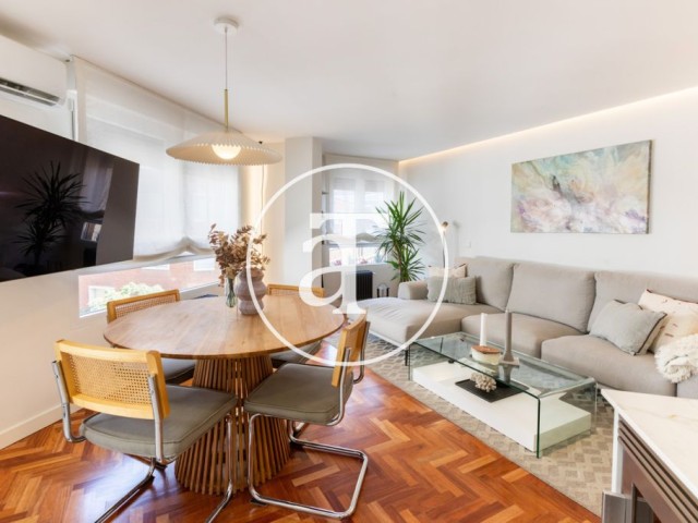 Appartement à louer temporairement avec 2 chambres, 1 salle de bain et 1 balcon à Chamberí