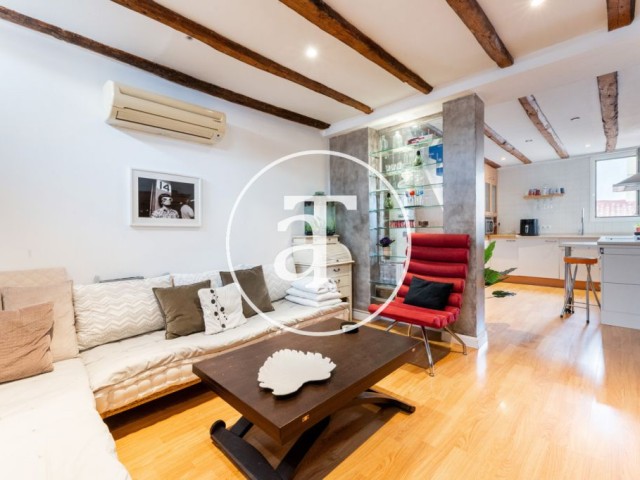 Monthly rental duplex with one bedroom suite, dressing room, and one bathroom in the center of Madrid.