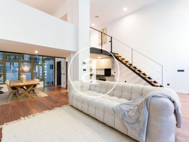 Appartement duplex de style loft à louer temporairement à Ventas, comprenant 1 chambre, 2 salles de bains et un espace de rangement.