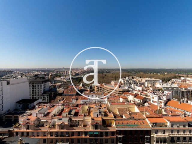 Piso de alquiler temporal de 1 habitación, 1 baño y vistas abiertas en Calle Princesa