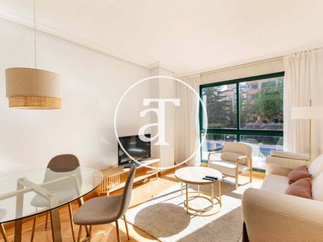 Piso de alquiler temporal de 2 habitaciones y 2 baños en finca con piscina em Hortaleza